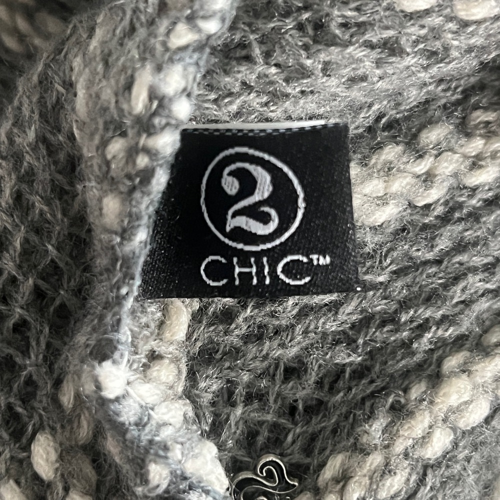 Chic Gray and White Knit Wrap NWOT - Picture 2 of 4